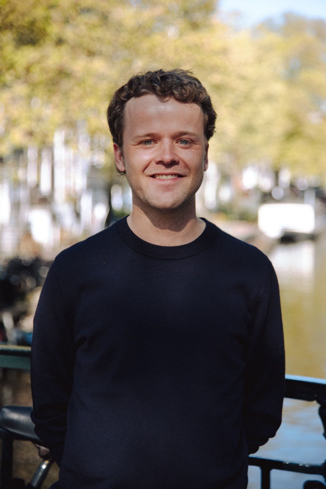 Ward Nijman, buiten aan een Amsterdamse gracht.